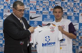 O volante Marcelo Mattos, ao lado do diretor Mario Gobbi, foi apresentado esta manh antes do treino do Corinthians realizado esta manh no Parque So Jorge, zona leste da cidade; o prximo jogo do time ser dia 16/09, contra o Coritiba, no Couto Pereira, em Curitiba, pelo returno do Campeonato Brasileiro 2009