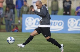 Com a documentacao regularizada, Edno faz sua estreia no domingo durante o treino do Corinthians realizado esta tarde no Parque Ecolgico do Tiete; o prximo jogo do time ser domingo, dia 27/09, contra o So Paulo, no estdio do Morumbi, pelo returno do Campeonato Brasileiro 2009