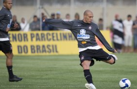 Com a documentacao regularizada, Edno faz sua estreia no domingo durante o treino do Corinthians realizado esta tarde no Parque Ecolgico do Tiete; o prximo jogo do time ser domingo, dia 27/09, contra o So Paulo, no estdio do Morumbi, pelo returno do Campeonato Brasileiro 2009