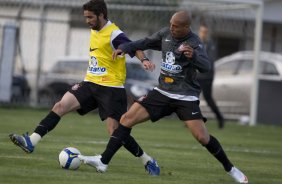 Denis e Edno que teve sua documentacao regularizada e faz sua estreia no Corinthians durante o treino do Corinthians realizado esta tarde no Parque Ecolgico do Tiete; o prximo jogo do time ser domingo, dia 27/09, contra o So Paulo, no estdio do Morumbi, pelo returno do Campeonato Brasileiro 2009