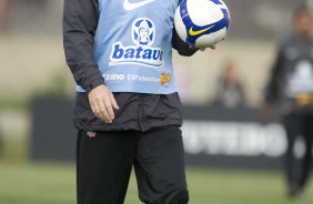 Mano Menezes durante o treino do Corinthians realizado esta tarde no Parque Ecolgico do Tiete; o prximo jogo do time ser domingo, dia 27/09, contra o So Paulo, no estdio do Morumbi, pelo returno do Campeonato Brasileiro 2009