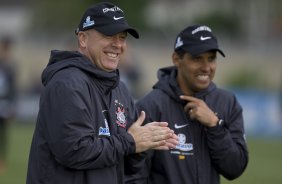 Mano Menezes e Sidnei Lobo durante o treino do Corinthians realizado esta tarde no Parque Ecolgico do Tiete; o prximo jogo do time ser domingo, dia 27/09, contra o So Paulo, no estdio do Morumbi, pelo returno do Campeonato Brasileiro 2009