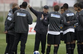 Mano Menezes orienta os jogadeores durante o treino do Corinthians realizado esta tarde no Parque Ecolgico do Tiete; o prximo jogo do time ser domingo, dia 27/09, contra o So Paulo, no estdio do Morumbi, pelo returno do Campeonato Brasileiro 2009