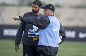 O capitao William que volta ao time no domingo, e Mano Menezes durante o treino do Corinthians realizado esta tarde no Parque Ecolgico do Tiete; o prximo jogo do time ser domingo, dia 27/09, contra o So Paulo, no estdio do Morumbi, pelo returno do Campeonato Brasileiro 2009