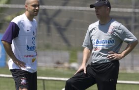 Alessandro e Mano Menezes durante o treino do Corinthians realizado esta manh no Parque Ecolgico do Tiete; o prximo jogo do time ser amanh, domingo, dia 27/09, contra o So Paulo, no estdio do Morumbi, pelo returno do Campeonato Brasileiro 2009