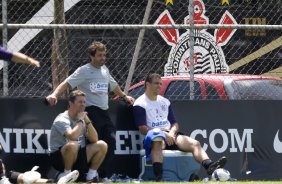 Com gelo no joelho, Ronaldo assiste ao treino ao lados dos preparadores fisicos Walmir Cruz, sentado, e Marcos LIma, durante o treino do Corinthians realizado esta manh no Parque Ecolgico do Tiete; o prximo jogo do time ser amanh, domingo, dia 27/09, contra o So Paulo, no estdio do Morumbi, pelo returno do Campeonato Brasileiro 2009