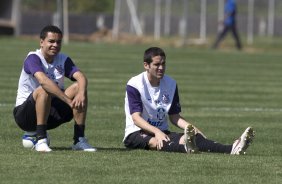 Dentinho e Marcelo Oliveira durante o treino do Corinthians realizado esta manh no Parque Ecolgico do Tiete; o prximo jogo do time ser amanh, domingo, dia 27/09, contra o So Paulo, no estdio do Morumbi, pelo returno do Campeonato Brasileiro 2009