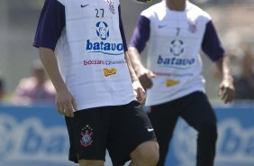 Marcelo Mattos e Jorge Henrique durante o treino do Corinthians realizado esta manh no Parque Ecolgico do Tiete; o prximo jogo do time ser amanh, domingo, dia 27/09, contra o So Paulo, no estdio do Morumbi, pelo returno do Campeonato Brasileiro 2009