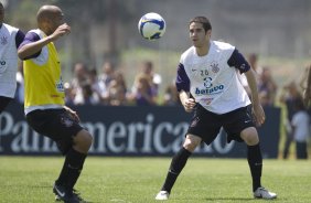 Souza e Marcelo Oliveira durante o treino do Corinthians realizado esta manh no Parque Ecolgico do Tiete; o prximo jogo do time ser amanh, domingo, dia 27/09, contra o So Paulo, no estdio do Morumbi, pelo returno do Campeonato Brasileiro 2009