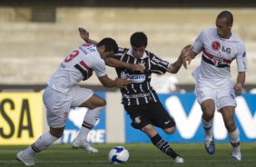SAO PAULO/SP X CORINTHIANS/SP - André Silva; Defederico e Miranda em um lance da partida realizada esta tarde no estádio do Morumbi, zona sul da cidade, válida pelo returno do Campeonato Brasileiro de 2009