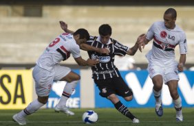 SAO PAULO/SP X CORINTHIANS/SP - Andr Silva; Defederico e Miranda em um lance da partida realizada esta tarde no estdio do Morumbi, zona sul da cidade, vlida pelo returno do Campeonato Brasileiro de 2009