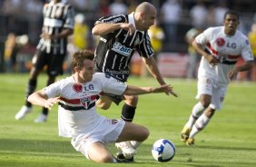 SAO PAULO/SP X CORINTHIANS/SP - Dagoberto e Alessandro em um lance da partida realizada esta tarde no estdio do Morumbi, zona sul da cidade, vlida pelo returno do Campeonato Brasileiro de 2009