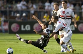 SAO PAULO/SP X CORINTHIANS/SP - Jorge Henriquel Jr Cesar; Marcelo Mattos e Dagoberto em um lance da partida realizada esta tarde no estdio do Morumbi, zona sul da cidade, vlida pelo returno do Campeonato Brasileiro de 2009