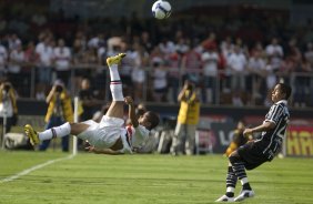 SAO PAULO/SP X CORINTHIANS/SP - Jr Cesar da uma bicicleta perto de Jorge Henrique em um lance da partida realizada esta tarde no estádio do Morumbi, zona sul da cidade, válida pelo returno do Campeonato Brasileiro de 2009