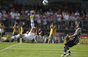 SAO PAULO/SP X CORINTHIANS/SP - Jr Cesar da uma bicicleta perto de Jorge Henrique em um lance da partida realizada esta tarde no estdio do Morumbi, zona sul da cidade, vlida pelo returno do Campeonato Brasileiro de 2009