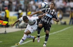 SAO PAULO/SP X CORINTHIANS/SP - Jr Cesar e Jorge Henrique em um lance da partida realizada esta tarde no estdio do Morumbi, zona sul da cidade, vlida pelo returno do Campeonato Brasileiro de 2009