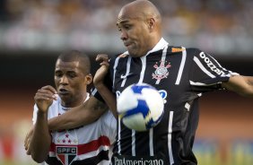 SAO PAULO/SP X CORINTHIANS/SP - Jr Cesar e Souza em um lance da partida realizada esta tarde no estdio do Morumbi, zona sul da cidade, vlida pelo returno do Campeonato Brasileiro de 2009