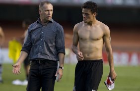SAO PAULO/SP X CORINTHIANS/SP - Mano Menezes e Marcinho em um lance da partida realizada esta tarde no estádio do Morumbi, zona sul da cidade, válida pelo returno do Campeonato Brasileiro de 2009