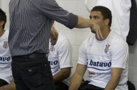 SAO PAULO/SP X CORINTHIANS/SP - Mano Menezes e Ronaldo nos vestirios antes da partida realizada esta tarde no estdio do Morumbi, zona sul da cidade, vlida pelo returno do Campeonato Brasileiro de 2009