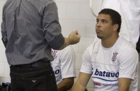 SAO PAULO/SP X CORINTHIANS/SP - Mano Menezes e Ronaldo nos vestirios antes da partida realizada esta tarde no estdio do Morumbi, zona sul da cidade, vlida pelo returno do Campeonato Brasileiro de 2009