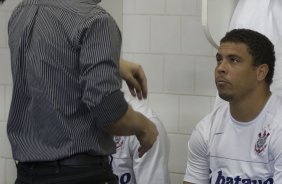SAO PAULO/SP X CORINTHIANS/SP - Mano Menezes e Ronaldo nos vestiários antes da partida realizada esta tarde no estádio do Morumbi, zona sul da cidade, válida pelo returno do Campeonato Brasileiro de 2009