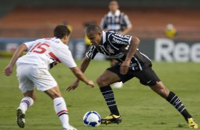 SAO PAULO/SP X CORINTHIANS/SP - Marlos e Bill em um lance da partida realizada esta tarde no estádio do Morumbi, zona sul da cidade, válida pelo returno do Campeonato Brasileiro de 2009
