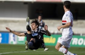 SAO PAULO/SP X CORINTHIANS/SP - Paulo Andr e Hernanes em um lance da partida realizada esta tarde no estdio do Morumbi, zona sul da cidade, vlida pelo returno do Campeonato Brasileiro de 2009