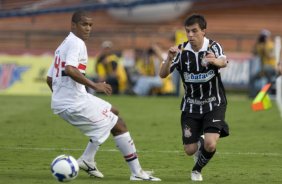 SAO PAULO/SP X CORINTHIANS/SP - Renato Silva e Defederico em um lance da partida realizada esta tarde no estdio do Morumbi, zona sul da cidade, vlida pelo returno do Campeonato Brasileiro de 2009