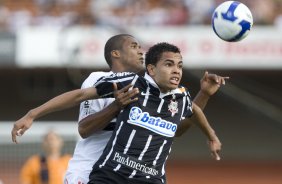 SAO PAULO/SP X CORINTHIANS/SP - Renato Silva e Dentinho em um lance da partida realizada esta tarde no estádio do Morumbi, zona sul da cidade, válida pelo returno do Campeonato Brasileiro de 2009