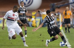 SAO PAULO/SP X CORINTHIANS/SP - Renato Silva e Dentinho em um lance da partida realizada esta tarde no estádio do Morumbi, zona sul da cidade, válida pelo returno do Campeonato Brasileiro de 2009