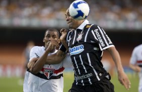 SAO PAULO/SP X CORINTHIANS/SP - Renato Silva e Souza em um lance da partida realizada esta tarde no estádio do Morumbi, zona sul da cidade, válida pelo returno do Campeonato Brasileiro de 2009