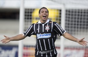 SAO PAULO/SP X CORINTHIANS/SP - Ronaldo comemora seu gol em um lance da partida realizada esta tarde no estdio do Morumbi, zona sul da cidade, vlida pelo returno do Campeonato Brasileiro de 2009