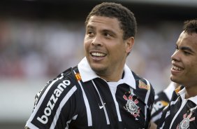 SAO PAULO/SP X CORINTHIANS/SP - Ronaldo comemora seu gol com Dentinho em um lance da partida realizada esta tarde no estdio do Morumbi, zona sul da cidade, vlida pelo returno do Campeonato Brasileiro de 2009