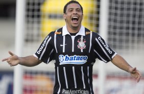 SAO PAULO/SP X CORINTHIANS/SP - Ronaldo comemora seu gol em um lance da partida realizada esta tarde no estádio do Morumbi, zona sul da cidade, válida pelo returno do Campeonato Brasileiro de 2009
