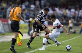 SAO PAULO/SP X CORINTHIANS/SP - Ronaldo e André Dias em um lance da partida realizada esta tarde no estádio do Morumbi, zona sul da cidade, válida pelo returno do Campeonato Brasileiro de 2009