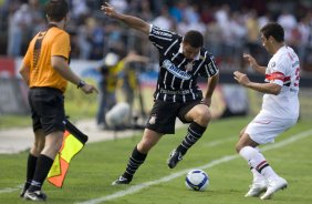 SAO PAULO/SP X CORINTHIANS/SP - Ronaldo e André Santos em um lance da partida realizada esta tarde no estádio do Morumbi, zona sul da cidade, válida pelo returno do Campeonato Brasileiro de 2009