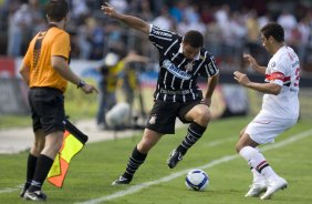 SAO PAULO/SP X CORINTHIANS/SP - Ronaldo e Andr Santos em um lance da partida realizada esta tarde no estdio do Morumbi, zona sul da cidade, vlida pelo returno do Campeonato Brasileiro de 2009