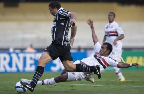 SAO PAULO/SP X CORINTHIANS/SP - Ronaldo e Richarlyson em um lance da partida realizada esta tarde no estdio do Morumbi, zona sul da cidade, vlida pelo returno do Campeonato Brasileiro de 2009