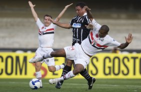 SAO PAULO/SP X CORINTHIANS/SP - Ronaldo empurra Renato Silva em um lance da partida realizada esta tarde no estdio do Morumbi, zona sul da cidade, vlida pelo returno do Campeonato Brasileiro de 2009