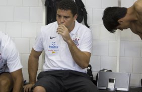SAO PAULO/SP X CORINTHIANS/SP - Ronaldo nos vestiários antes da partida realizada esta tarde no estádio do Morumbi, zona sul da cidade, válida pelo returno do Campeonato Brasileiro de 2009