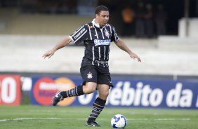 SAO PAULO/SP X CORINTHIANS/SP - Ronaldo se preparara para fazer o seu gol em um lance da partida realizada esta tarde no estádio do Morumbi, zona sul da cidade, válida pelo returno do Campeonato Brasileiro de 2009