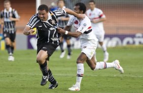 SAO PAULO/SP X CORINTHIANS/SP - Ronaldo tenta se livrar da marcacao de Richarlyson em um lance da partida realizada esta tarde no estdio do Morumbi, zona sul da cidade, vlida pelo returno do Campeonato Brasileiro de 2009