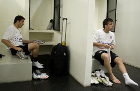 CORINTHIANS/SP X ATLETICO/PR - Balbuena e Matias Defederico nos vestiários antes da partida realizada esta noite no estádio do Pacaembu, zona oeste da cidade, válida pelo returno do Campeonato Brasileiro de 2009