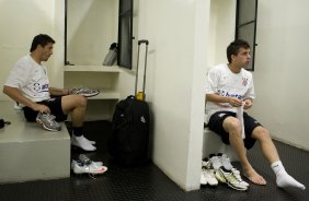 CORINTHIANS/SP X ATLETICO/PR - Balbuena e Matias Defederico nos vestirios antes da partida realizada esta noite no estdio do Pacaembu, zona oeste da cidade, vlida pelo returno do Campeonato Brasileiro de 2009