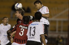 CORINTHIANS/SP X ATLETICO/PR - Dentinho cabeceia em cima de Rafael Miranda em um lance da partida realizada esta noite no estádio do Pacaembu, zona oeste da cidade, válida pelo returno do Campeonato Brasileiro de 2009