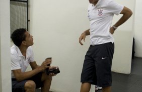 CORINTHIANS/SP X ATLETICO/PR - Dentinho e o estreante Edno nos vestiários antes da partida realizada esta noite no estádio do Pacaembu, zona oeste da cidade, válida pelo returno do Campeonato Brasileiro de 2009
