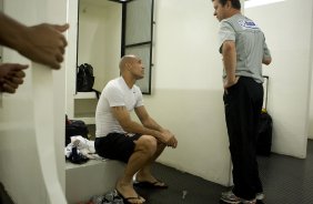 CORINTHIANS/SP X ATLETICO/PR - Edno e o preparador físico Walmir Cruz nos vestiários antes da partida realizada esta noite no estádio do Pacaembu, zona oeste da cidade, válida pelo returno do Campeonato Brasileiro de 2009
