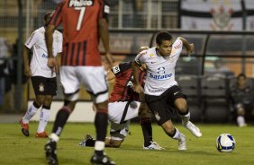 CORINTHIANS/SP X ATLETICO/PR - em um lance da partida realizada esta noite no estádio do Pacaembu, zona oeste da cidade, válida pelo returno do Campeonato Brasileiro de 2009