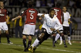 CORINTHIANS/SP X ATLETICO/PR - em um lance da partida realizada esta noite no estádio do Pacaembu, zona oeste da cidade, válida pelo returno do Campeonato Brasileiro de 2009