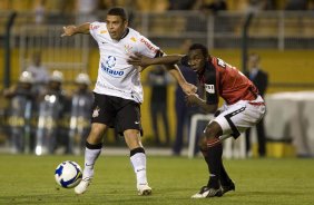 CORINTHIANS/SP X ATLETICO/PR - em um lance da partida realizada esta noite no estádio do Pacaembu, zona oeste da cidade, válida pelo returno do Campeonato Brasileiro de 2009